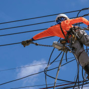 Operario vivió emergencia esta mañana en La Aurora (Manizales), al parecer por descarga