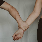 La apuñaló, no la auxilió y le pidió el celular para mirar con quién hablaba, en Manizales