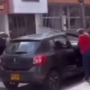 Video: domiciliario en Manizales agarró a puñal llantas de un carro en Palermo