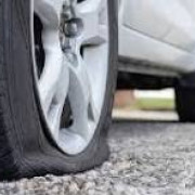 Atención, conductores en Manizales: banda lanza tachuelas y luego ofrece despinchar